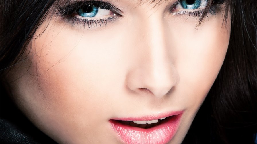 Beautiful Glamour Hot Babe with Blue Eyes